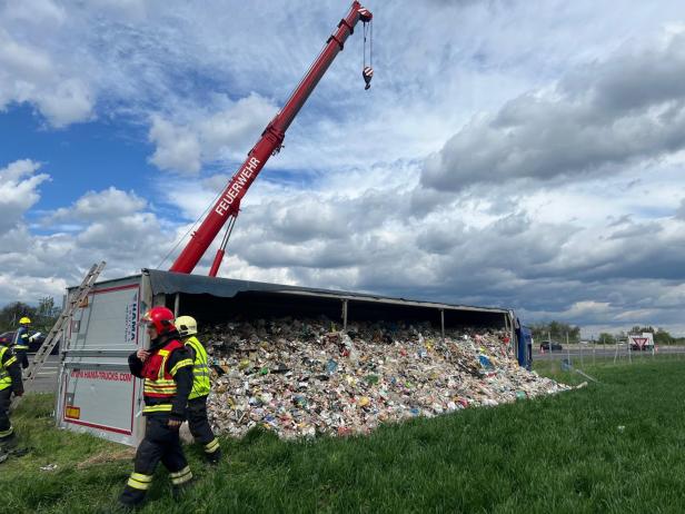 Müll ist aus einem umgekippten Lkw ausgelaufen.