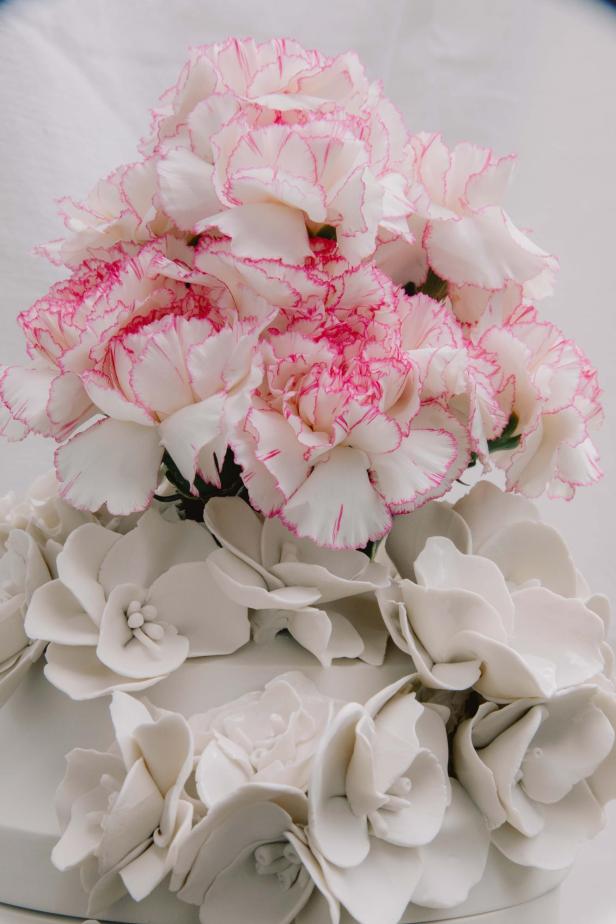 Keramikvase mit Nelken