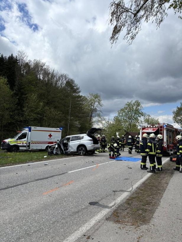 Pkw-Lenker musste aus dem Unfallwrack befreit werden