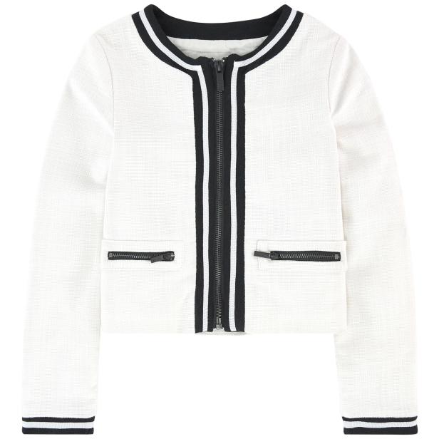 Eine weiße Jacke mit schwarzen Akzenten und Reißverschlüssen.