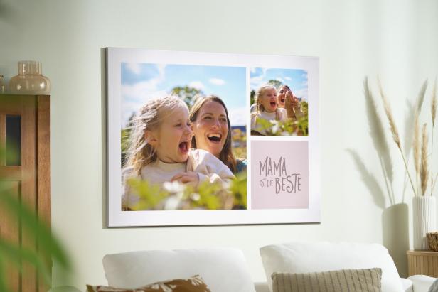 Fotoleinwand mit fröhlichen Familienfotos und dem Schriftzug „Mama ist die Beste“ an der Wand.