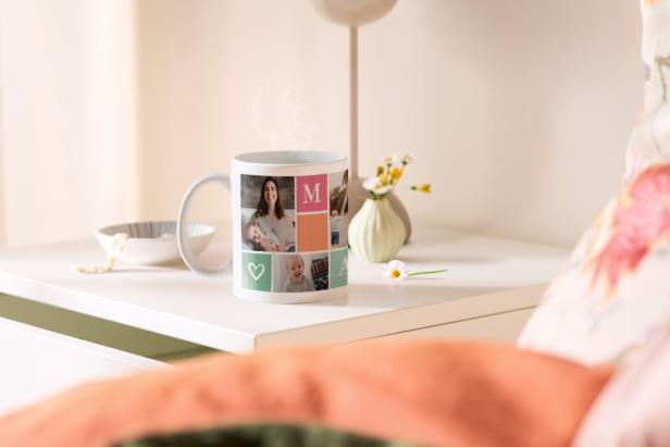 Eine Tasse auf einem Nachttisch 