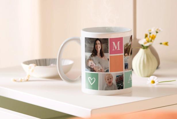 Eine Tasse auf einem Nachttisch 