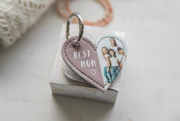 Ein Schlüsselanhänger mit einem Bild dran, aus Leder 