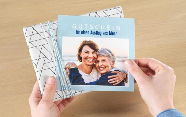 Ein Gutschein mit einem Bild und Spruch drauf 