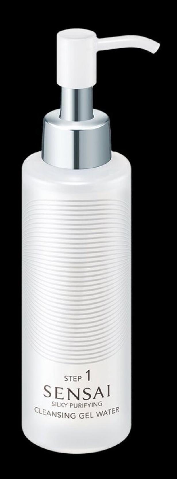 Weiße Flasche mit silbernem Pumpspender und der Aufschrift „Sensai Silky Purifying Cleansing Gel Water“.