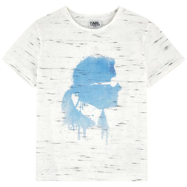 Ein weißes T-Shirt mit einem blauen, verschwommenen Aufdruck von Karl Lagerfeld.
