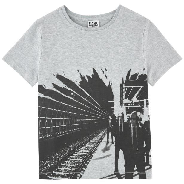 Ein graues T-Shirt mit einem Schwarzweiß-Druck von Personen in Anzügen in einer U-Bahnstation.