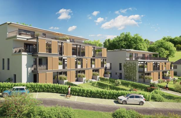 Zwei moderne Wohngebäude mit großen Balkonen, viel Grün, geparkten Autos und Menschen bei sonnigem Wetter.