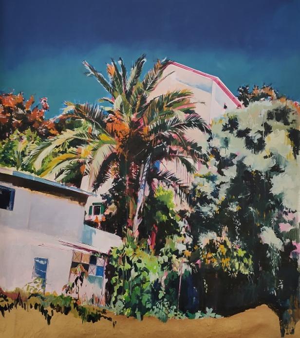 Mehrstöckiges Gebäude hinter Palmen und üppigem Grün unter klarem, blauem Himmel.