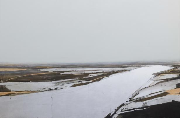 Weite, abstrakte Landschaft mit einem breiten, weißen Fluss, umgeben von braunen und grauen Feldern unter grauem Himmel.