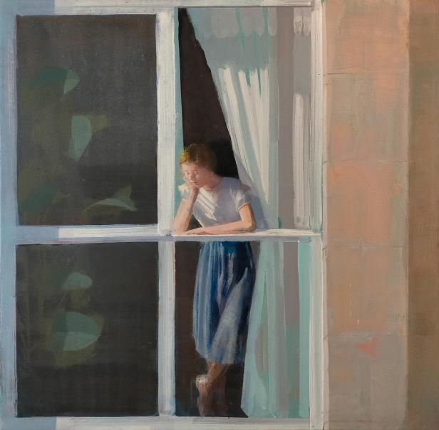 Eine nachdenkliche Person lehnt am Fenster, trägt ein weißes Oberteil und einen blauen Rock, Tageslicht fällt herein.