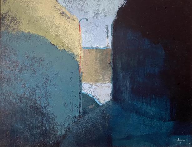 Zwei hohe Mauern bilden eine enge Gasse, am Ende ist Licht und eine Straßenlaterne sichtbar.