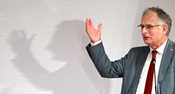 Finanzminister Markus Marterbauer mit erhobener Hand.