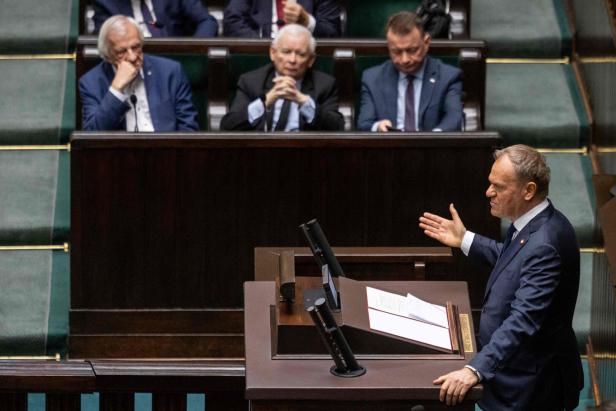 Donald Tusk im Parlament. In der ersten Reihe: Jarosław Kaczyński.