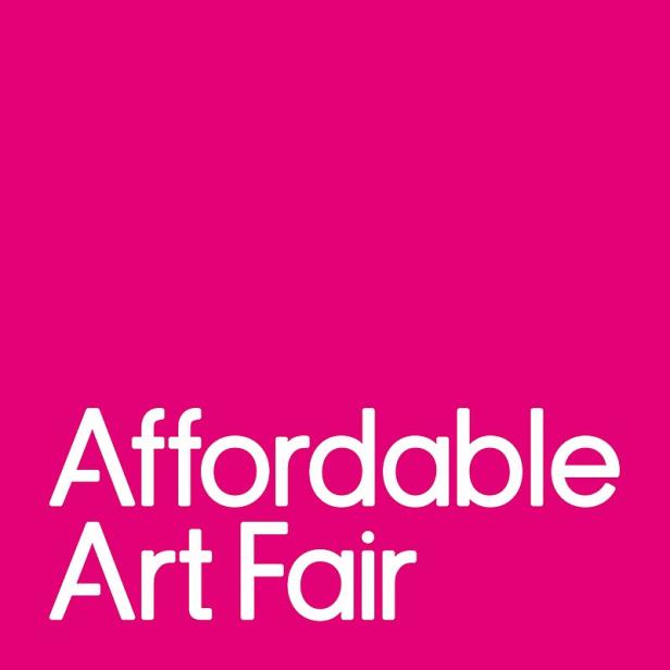 Weißes Affordable Art Fair Logo auf pinkem Hintergrund.