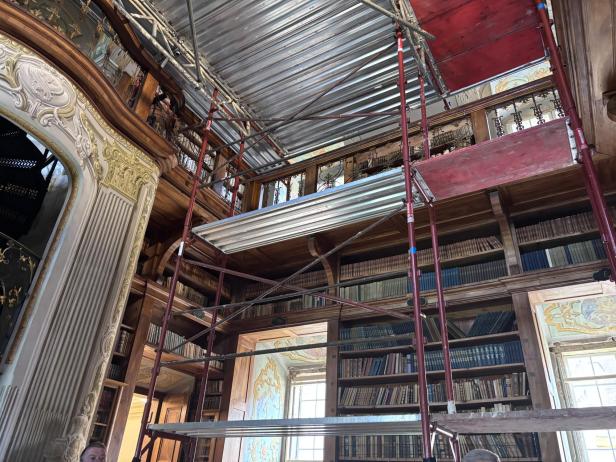 Gerüst und Leitern in der barocken Stiftsbibliothek Melk während Restaurierungsarbeiten.
