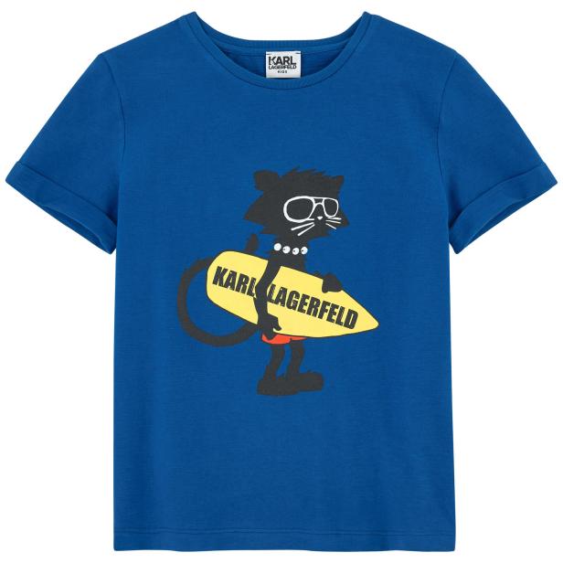 Ein blaues T-Shirt mit einer Katze mit Sonnenbrille und einem Surfbrett mit der Aufschrift „Karl Lagerfeld“.