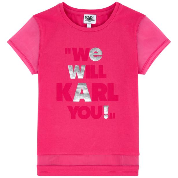 Ein pinkfarbenes T-Shirt von Karl Lagerfeld Kids mit dem Aufdruck „We will Karl You!“.