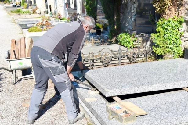 Graböffnung am Friedhof Pottendorf durch die Polizei und einen Steinmetz-Betrieb