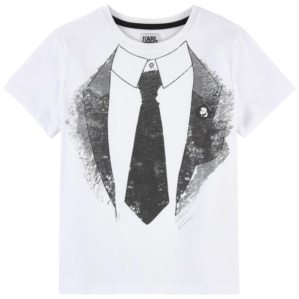 Ein weißes T-Shirt mit einem Aufdruck, der einen Anzug mit Krawatte imitiert.