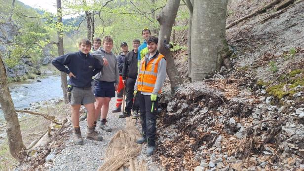 Projektwoche der Berufsschule Freistadt für den Bau des Wanderpfades im Höllental.