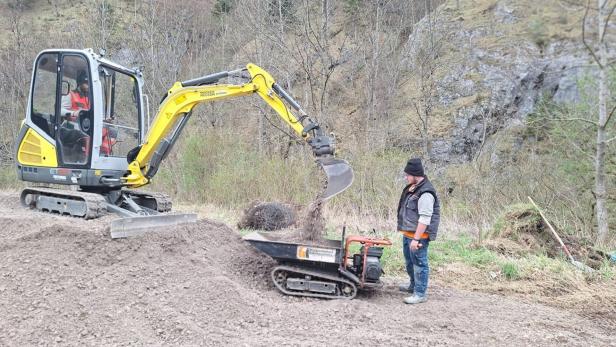 Arbeiten am Wanderweg mit Mini-Bagger und anderen Hilfsmitteln