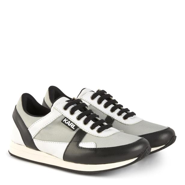 Ein Paar graue Karl Lagerfeld Sneaker mit schwarzen Schnürsenkeln stehen auf einem weißen Hintergrund.