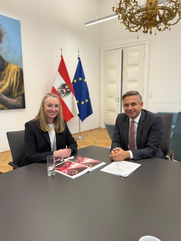 Wirtschaftsminister Wolfgang Hattmannsdorfer mit der designierten OMV-Chefin Emma Delaney: "Erwarte mir ein starkes Bekenntnis zum Standort Österreich."