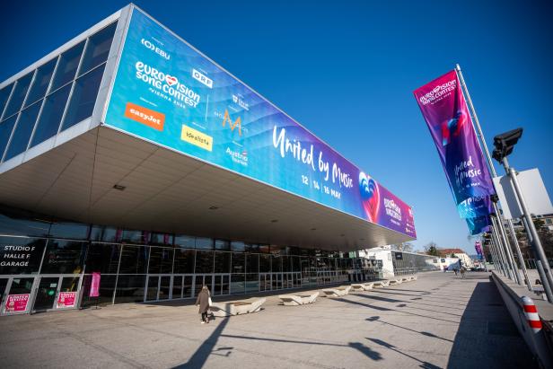 Das Vienna 2026 Eurovision Song Contest-Banner schmückt die Stadthalle.