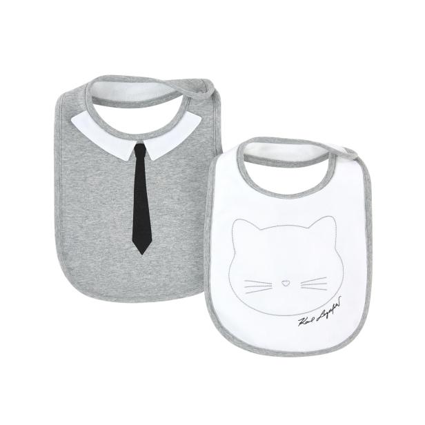 Zwei Baby-Lätzchen, eines mit Krawatte und Kragen, das andere mit Katzenmotiv.