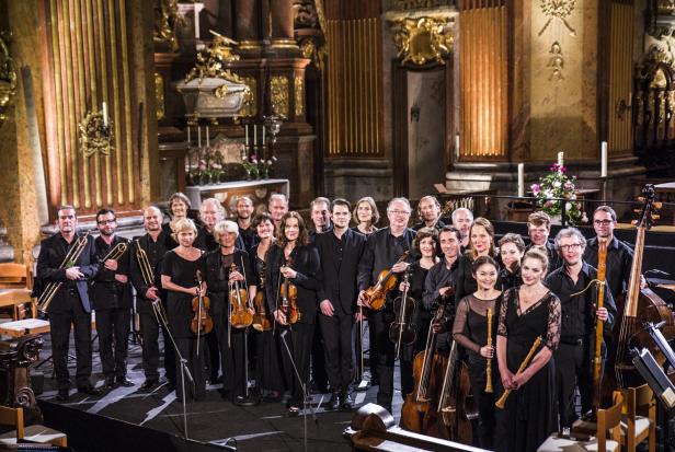 Großes Barockorchester vor einer Orgel.