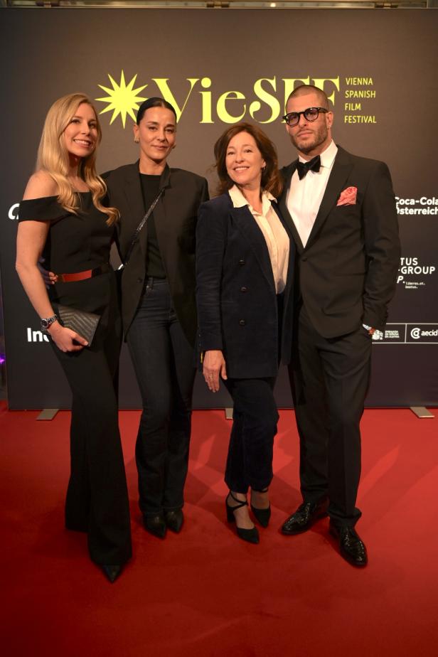 Nina Kraft, Edita Malvocic, Julia Cencig und Max Ortner in eleganter Kleidung
