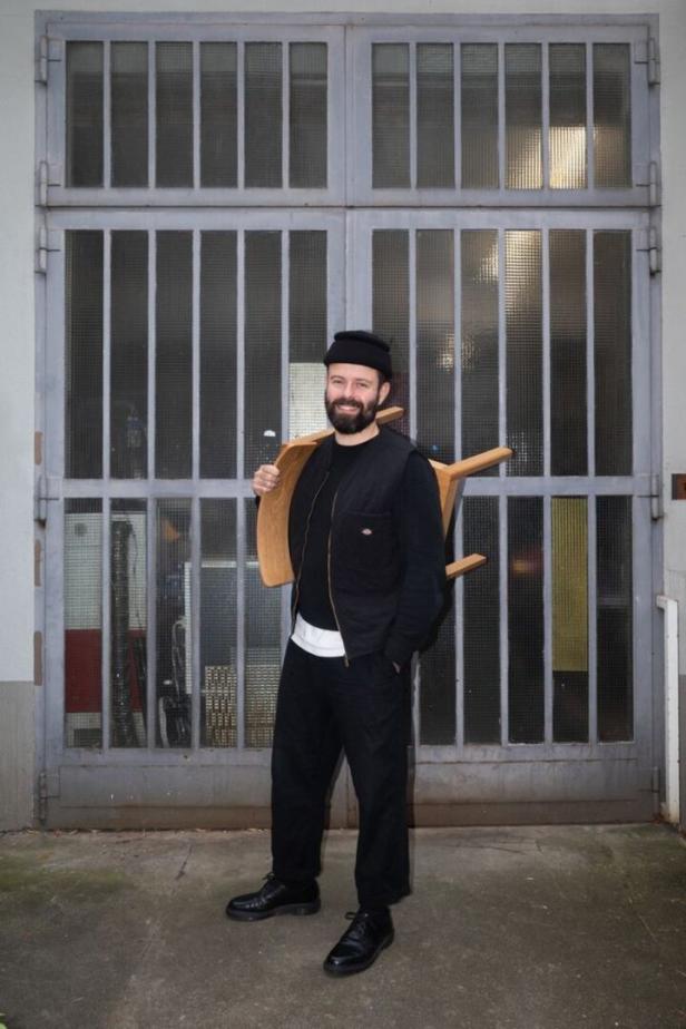 Alexander von Dombois hält einen Sessel