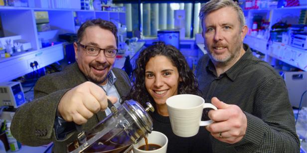 Das Bild zeigt das Forschungsteam im Labor mit einer Kaffeekanne und Kaffeetasssen.