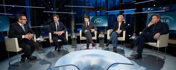 Gesprächsrunde mit fünf Personen