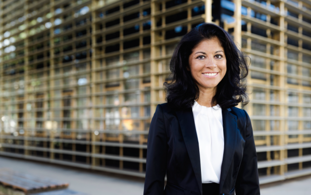 Eine brünette Frau in einem schwarzen Blazer 