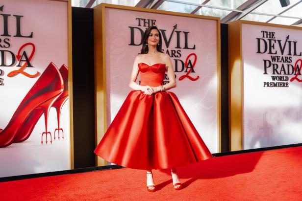 Anne Hathaway trägt ein rotes Kleid bei der Premiere von "The Devil Wears Prada 2".