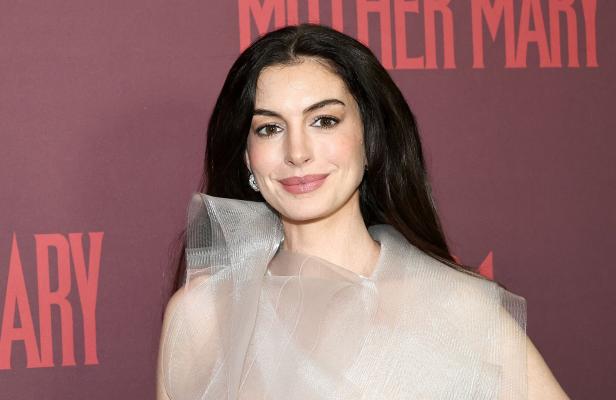 Anne Hathaway vor rotem Hintergrund mit dem Schriftzug "Mother Mary".
