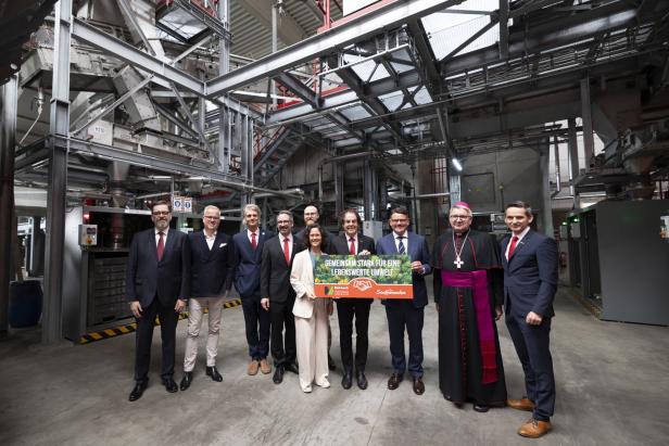Saubermacher-Gründer Hans Roth mit Hessens Ministerpräsident Boris Rhein bei der Eröffnung der Batterierecyclinganlage.