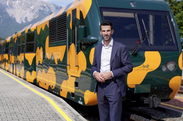 Landesrat Udo Landbauer (FPÖ) vor der Schneebergbahn.