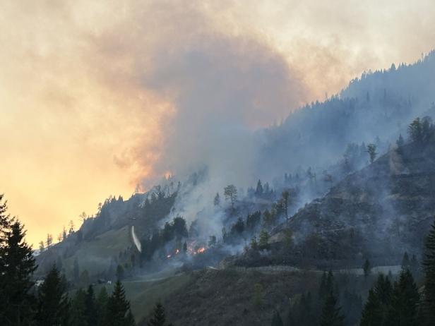 ++ HANDOUT ++ KÄRNTEN: WALDBRAND IM LESACHTAL BREITETE SICH ÜBER NACHT WEITER AUS