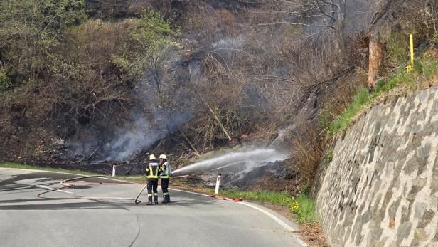 ++ HANDOUT ++ KÄRNTEN: WALDBRAND IM LESACHTAL BREITETE SICH ÜBER NACHT WEITER AUS