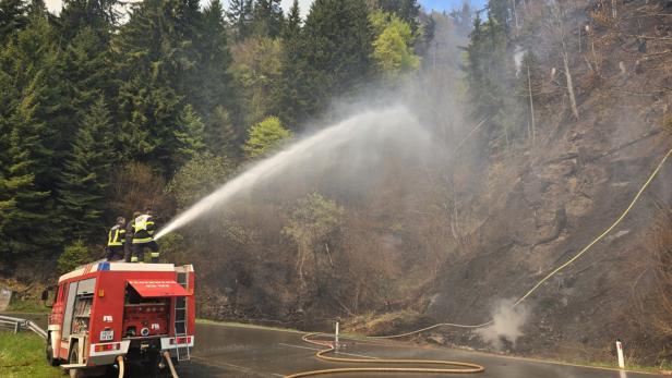 ++ HANDOUT ++ KÄRNTEN: WALDBRAND IM LESACHTAL BREITETE SICH ÜBER NACHT WEITER AUS