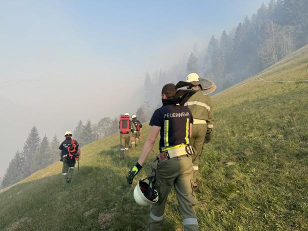 ++ HANDOUT ++ KÄRNTEN: WALDBRAND IM LESACHTAL BREITETE SICH ÜBER NACHT WEITER AUS