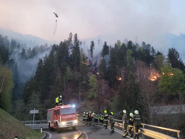 ++ HANDOUT ++ KÄRNTEN: WALDBRAND IM LESACHTAL BREITETE SICH ÜBER NACHT WEITER AUS