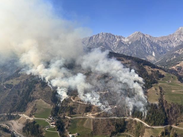 ++ HANDOUT ++ KÄRNTEN: KEIN ENDE VON WALDBRAND IM LESACHTAL IN SICHT