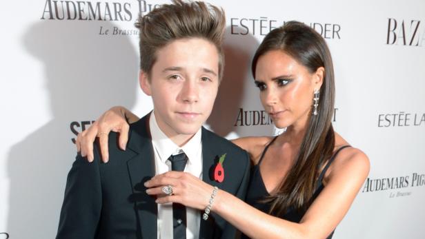 Brooklyn Beckham mit seiner Mutter Victoria Beckham auf einer Veranstaltung.