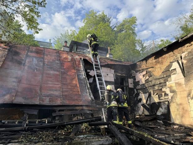 Feuerwehr musste das Dach öffnen.