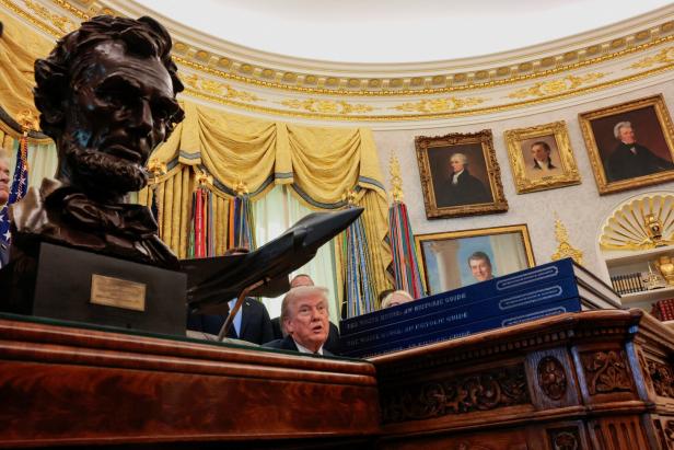 Eine Statue von US-Präsident Abraham Lincoln im Oval Office im Weißen Haus.